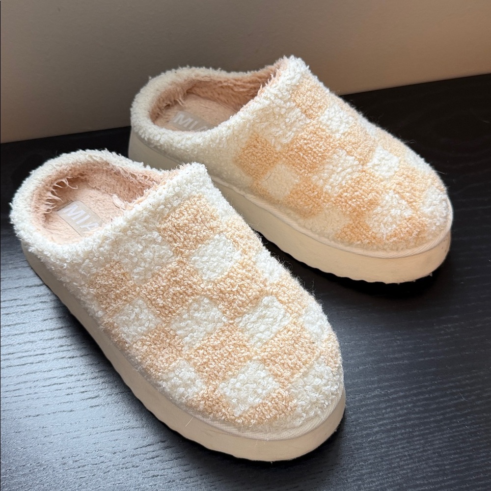 Slippers - Picture 3 of 4